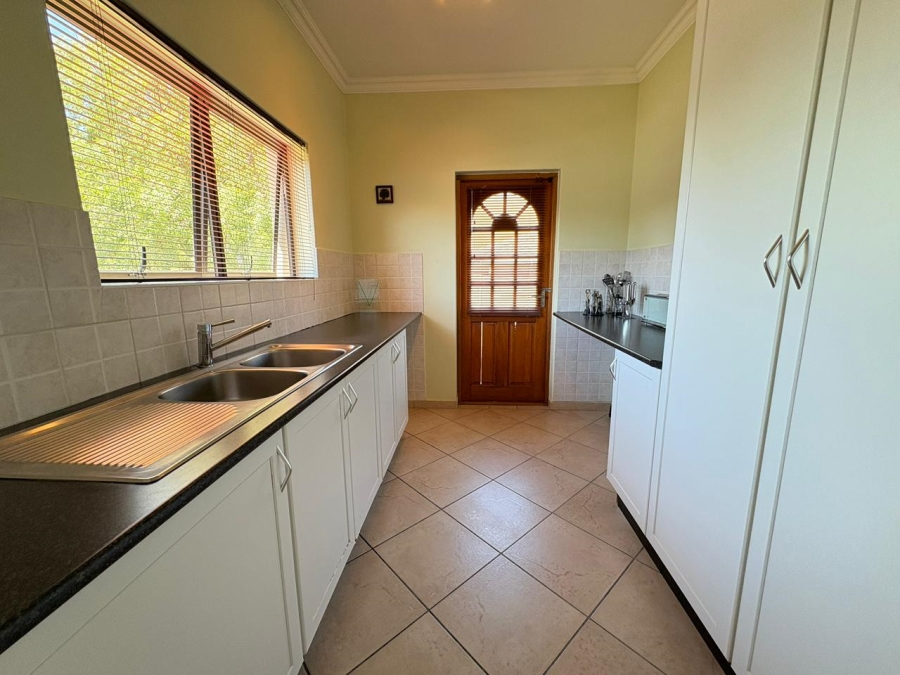 To Let 4 Bedroom Property for Rent in Uitzicht Western Cape